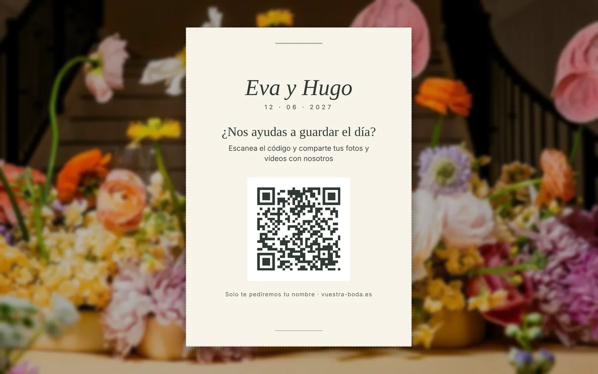 Tarjeta QR en la mesa del banquete para subir las fotos de la boda